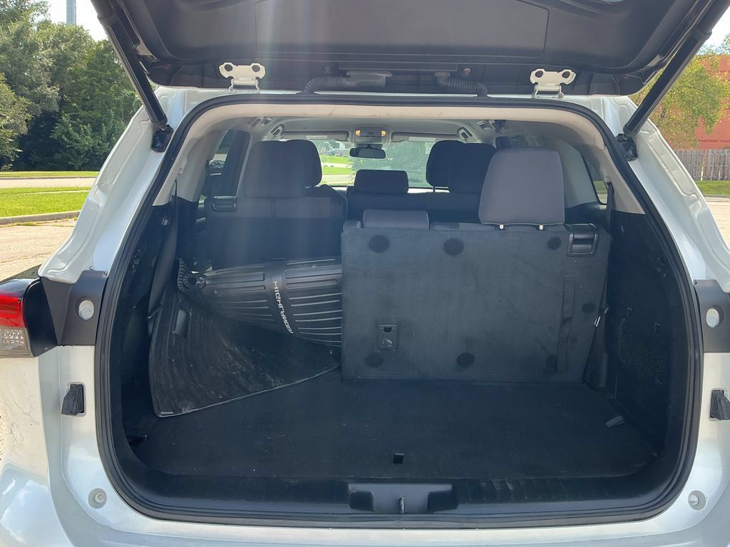 Used 2022 Toyota Highlander LE AWD/4WD image 6