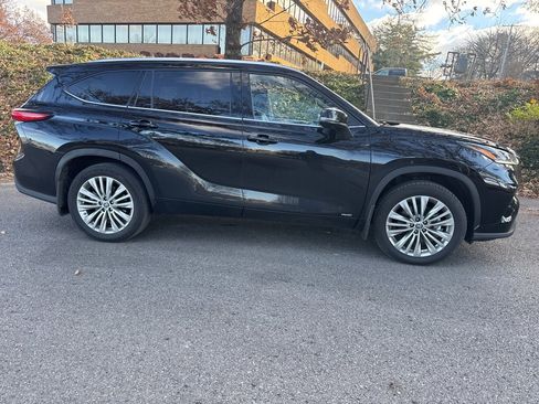 Used 2023 Toyota Highlander Platinum image 4