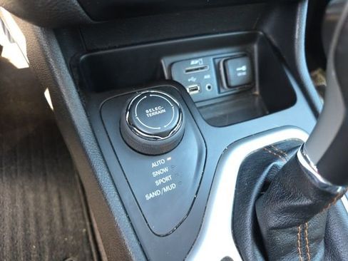 Used 2018 Jeep Cherokee Limited w/ Technology Group image 8