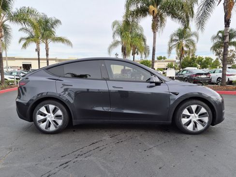 Used 2024 Tesla Model Y Long Range AWD/4WD image 11