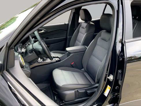 Used 2024 Chevrolet Trax LT w/ Sunroof Package FWD image 8
