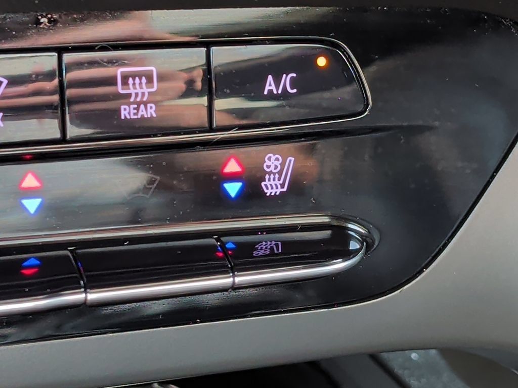 Used 2023 Buick Envision Avenir AWD/4WD image 27