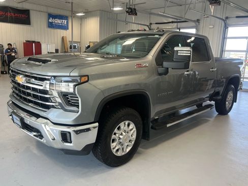 Used 2024 Chevrolet Silverado 2500 LTZ AWD/4WD image 6