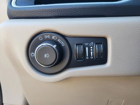 Used 2024 Chrysler Pacifica Select image 19