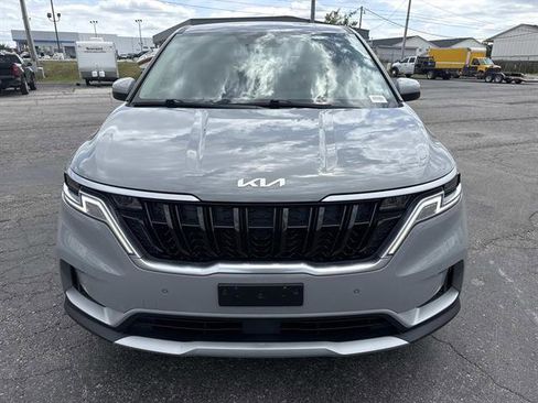 Used 2022 Kia Carnival EX FWD image 2