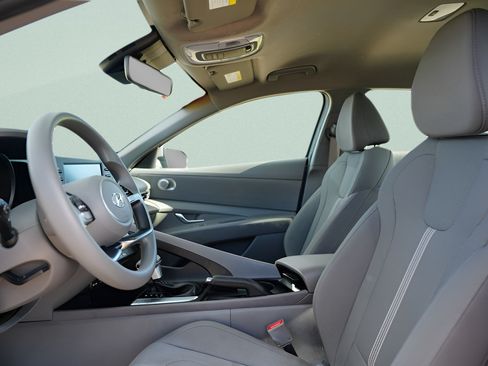 Certified 2023 Hyundai Elantra SE FWD image 22
