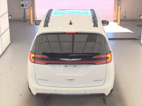 Used 2023 Chrysler Pacifica Limited FWD image 8