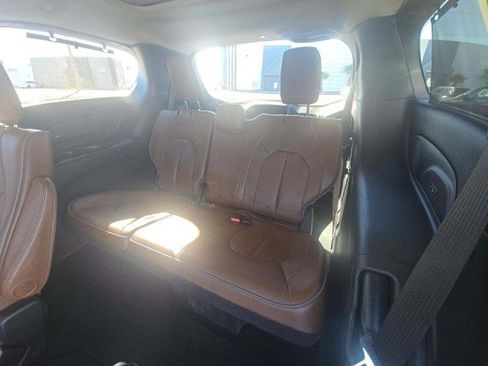 Used 2017 Chrysler Pacifica Limited FWD image 9