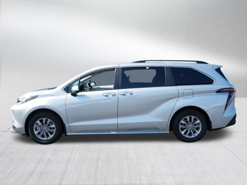 Certified 2025 Toyota Sienna XLE w/ XLE Plus Package AWD/4WD image 4