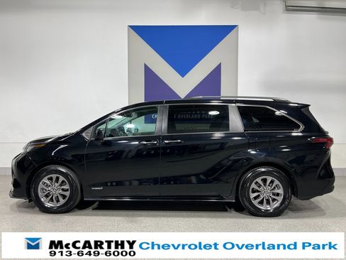 Used 2021 Toyota Sienna XLE w/ XLE Plus Package image 8