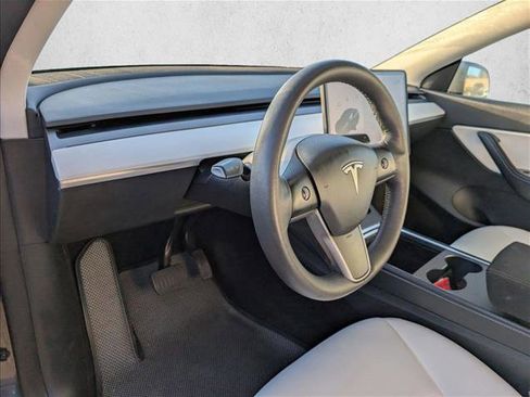 Used 2021 Tesla Model Y Long Range image 9
