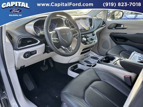 Used 2024 Chrysler Pacifica Touring-L image 18