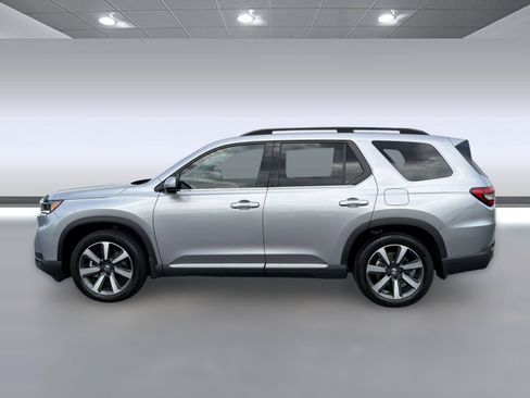 Used 2025 Honda Pilot Touring image 2