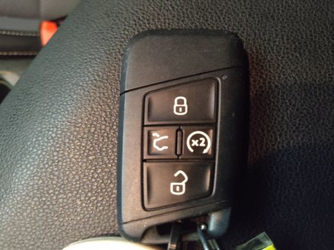 Used 2025 Volkswagen Jetta SE FWD image 32