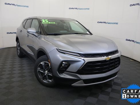 Used 2025 Chevrolet Blazer LT FWD image 2