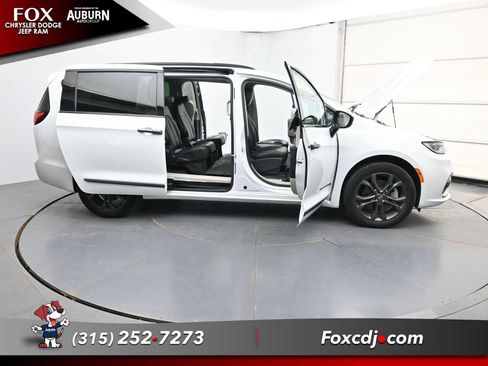 Used 2023 Chrysler Pacifica Touring-L w/ Road Tripper Package AWD/4WD image 42