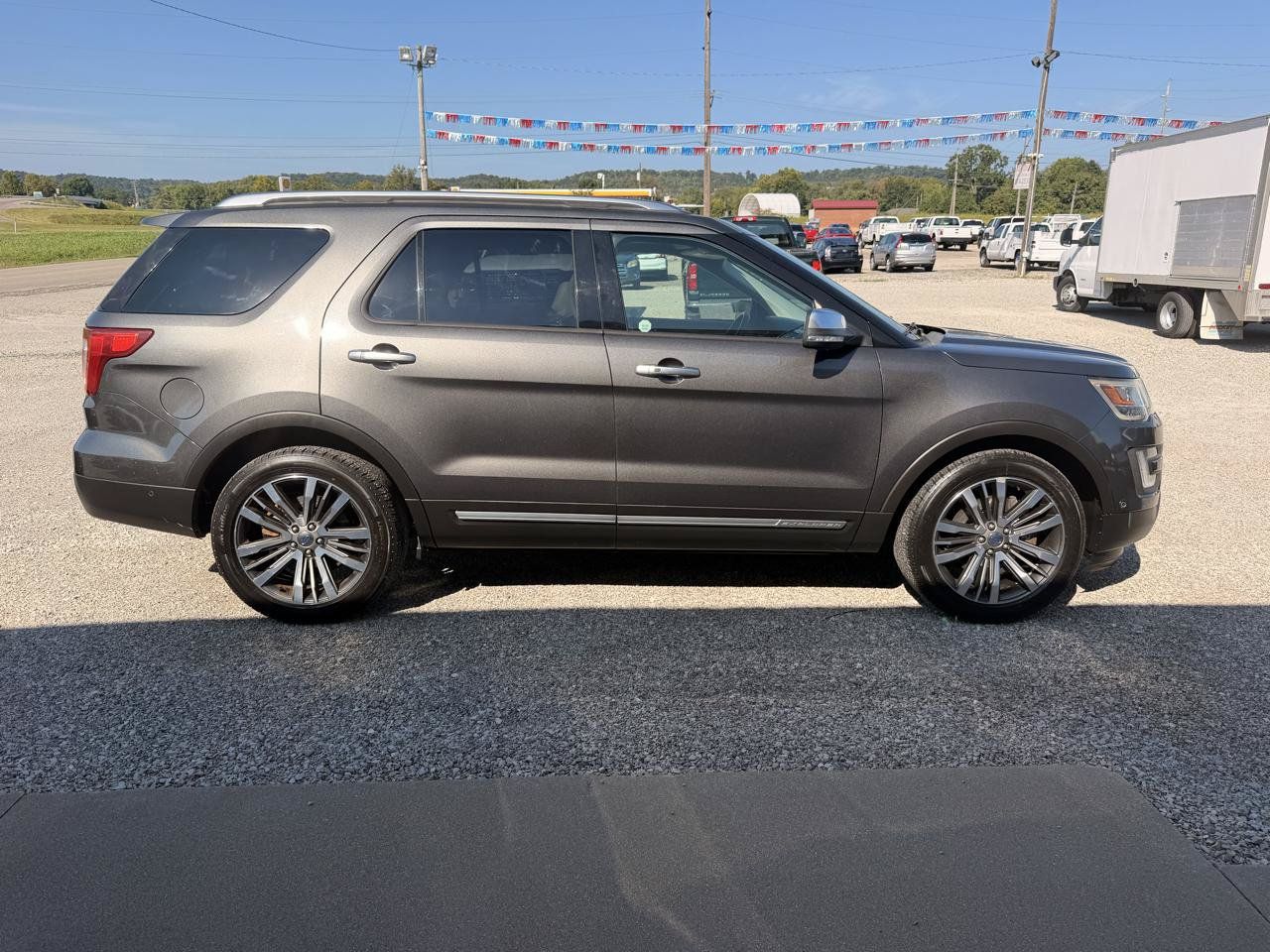 Used 2017 Ford Explorer Platinum AWD/4WD image 2