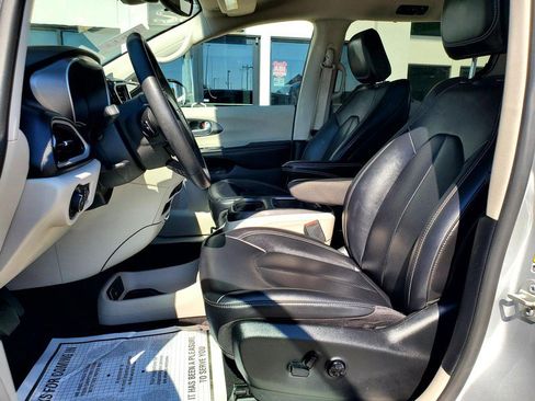 Used 2024 Chrysler Pacifica Touring-L FWD image 12
