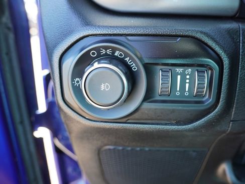 Used 2019 Jeep Wrangler Unlimited Sahara w/ Uconnect 4C Nav & Sound Group AWD/4WD image 22
