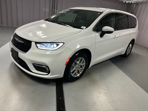 Used 2023 Chrysler Pacifica Touring-L FWD image 3