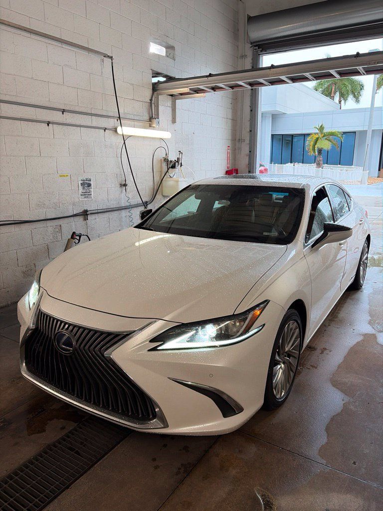 Used 2021 Lexus ES 300h w/ Accessory Package FWD image 4