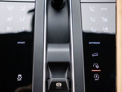 Certified 2026 Porsche Macan AWD/4WD image 27