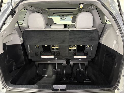Used 2017 Toyota Sienna Limited Premium image 26
