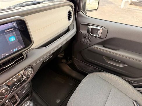 Used 2025 Jeep Wrangler Unlimited Sahara w/ Safety Group image 16