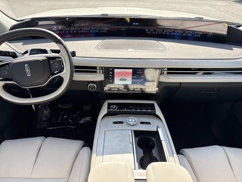 New 2026 Lincoln Navigator Premiere AWD/4WD image 16