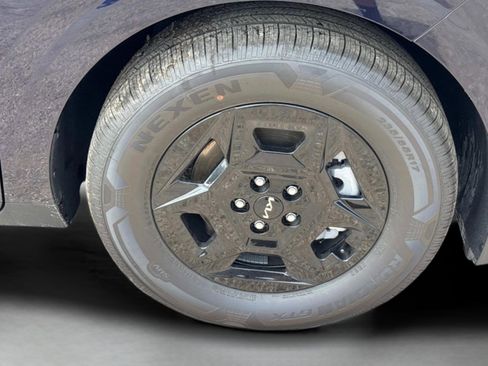 New 2026 Kia Carnival LX image 9