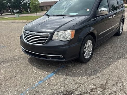 Used 2012 Chrysler Town & Country Touring-L w/ Trailer Tow Group FWD image 5
