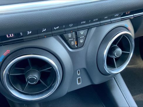 Used 2020 Chevrolet Blazer LT FWD image 34