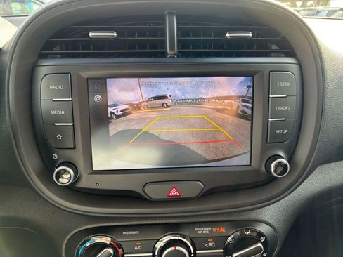 Used 2025 Kia Soul LX w/ LX Technology Package FWD image 18