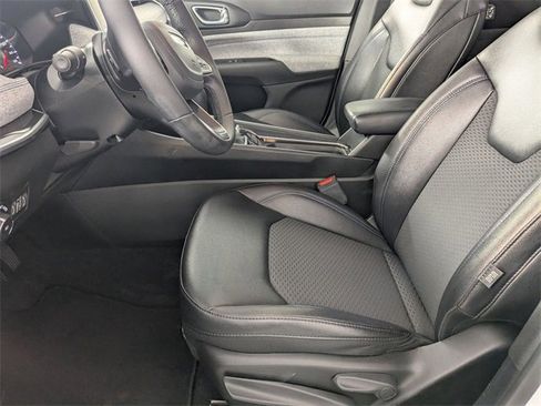 Used 2024 Jeep Compass Latitude image 12