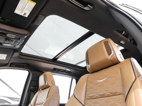 Used 2023 Cadillac Escalade Premium Luxury AWD/4WD image 4