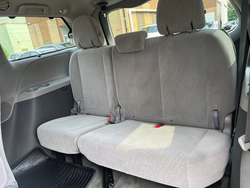 Used 2017 Toyota Sienna LE FWD image 28