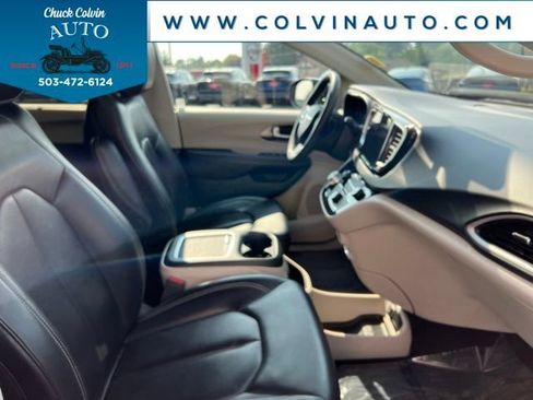Used 2023 Chrysler Pacifica Touring-L FWD image 22