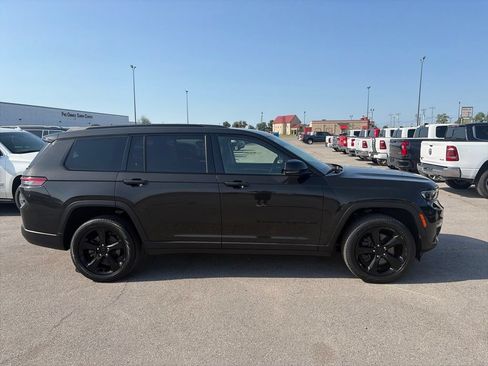 Used 2023 Jeep Grand Cherokee L Limited w/ Black Appearance Package AWD/4WD image 7