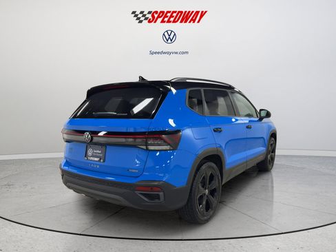 Used 2025 Volkswagen Taos SE AWD/4WD image 6
