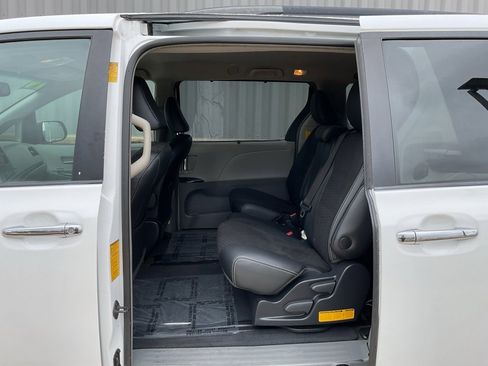 Used 2014 Toyota Sienna SE image 14