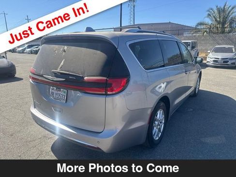 Used 2021 Chrysler Pacifica Touring-L FWD image 6