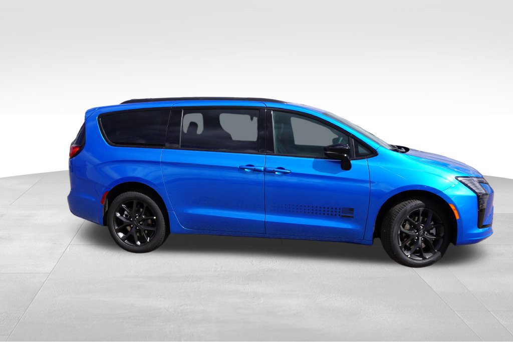 New 2027 Chrysler Pacifica Select AWD/4WD image 2