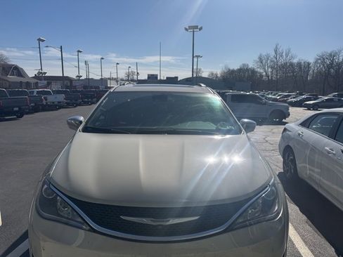 Used 2020 Chrysler Pacifica Limited image 2