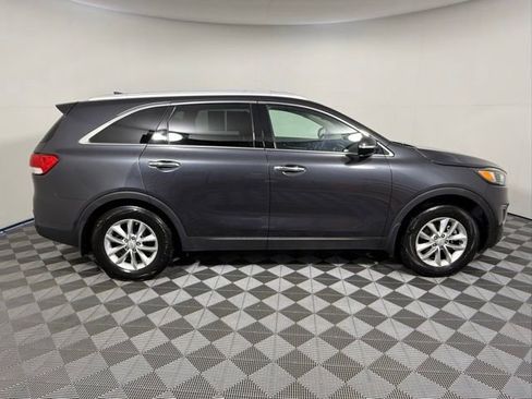 Used 2018 Kia Sorento FWD image 7