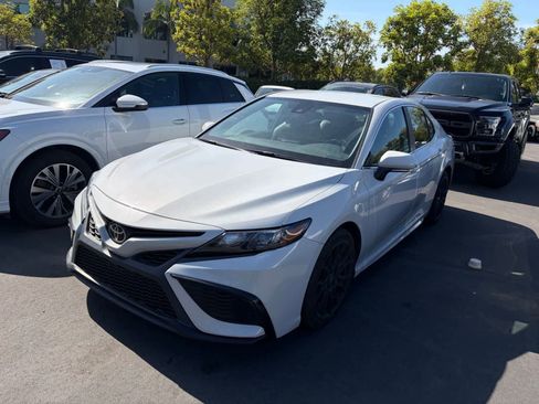 Used 2022 Toyota Camry SE w/ Carpet Mat Package (TMS) FWD image 1