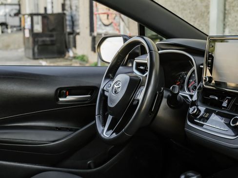 Used 2022 Toyota Corolla Hatchback image 16