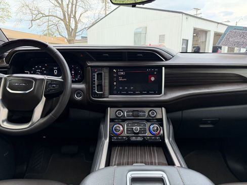 Used 2024 GMC Yukon XL Denali w/ Denali Reserve Package image 25
