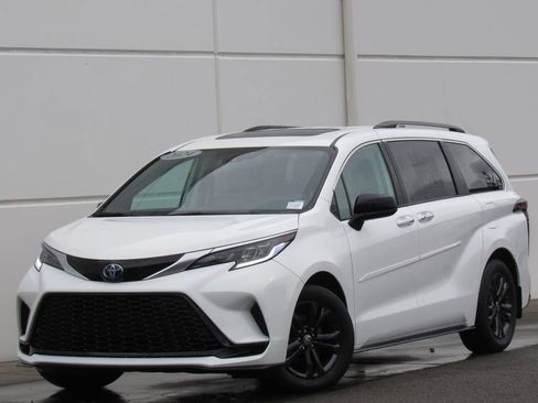 Used 2024 Toyota Sienna XSE image 1