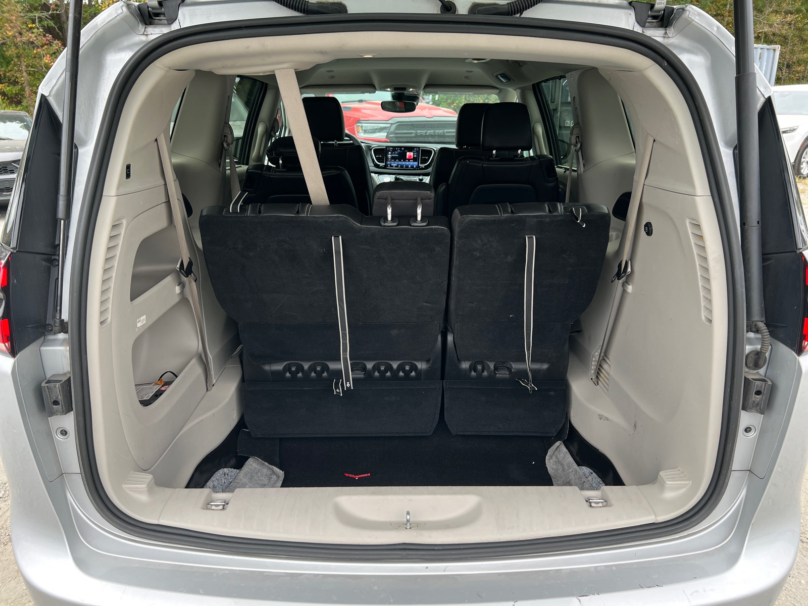 Used 2024 Chrysler Pacifica Touring-L FWD image 21