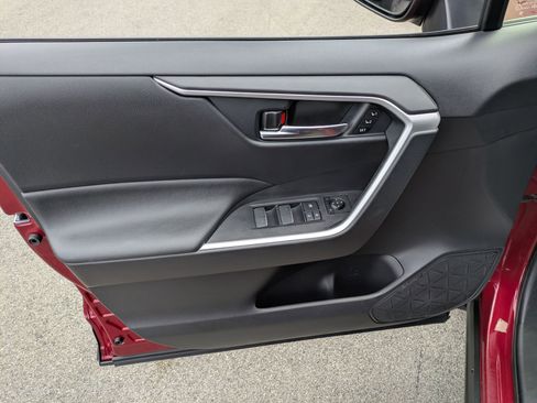 Used 2022 Toyota RAV4 XLE Premium image 6